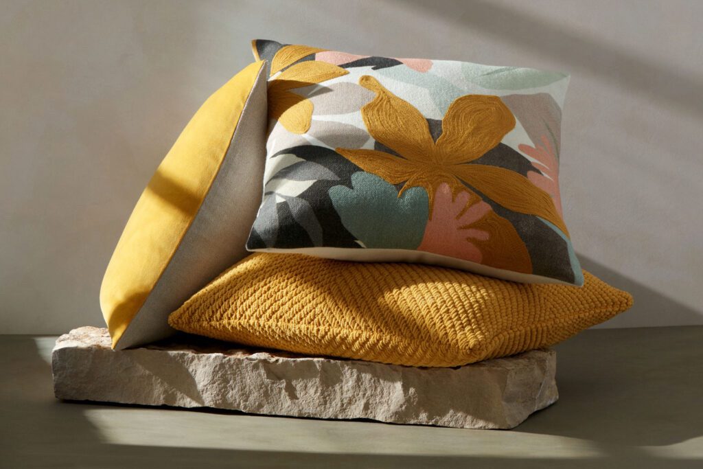 FY20_SPRING_CAMPAIGN_2020_BEN_PILLOWS_AND_THROWS_0498_VERTICAL_MAIN copy