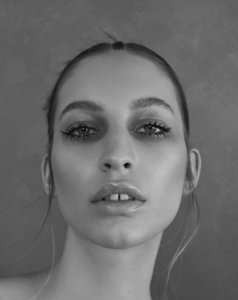 Mia_AlexEvans_HR_005BW