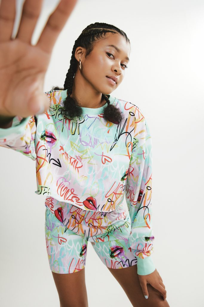 ss21_q1_w_loungewear_chilling_stayin_brightmulti_2084