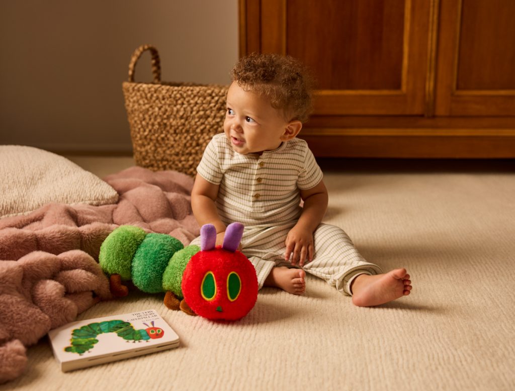 1FY26_Q3_HOL_CAMPAIGN_BOOK_BUDDIES_HUNGRY_CATERPILLAR_ON-FIG_03197