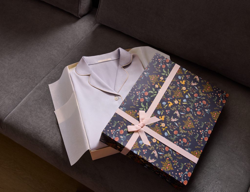 1FY26_Q3_HOL_PRODUCT_GIFTING_SOLUTIONS_1_GARMENT_BOX_00499_V1