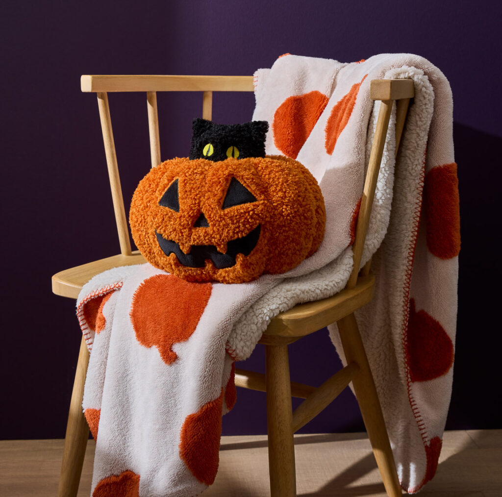 FY27_Q2_FALL_CAMPAIGN_2026_HALLOWEEN_THROWS_05846